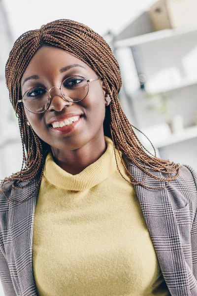 Retrato de sonriente mujer de negocios adulta afroamericana con estilo en uso de formar y gafas redondas - foto de stock