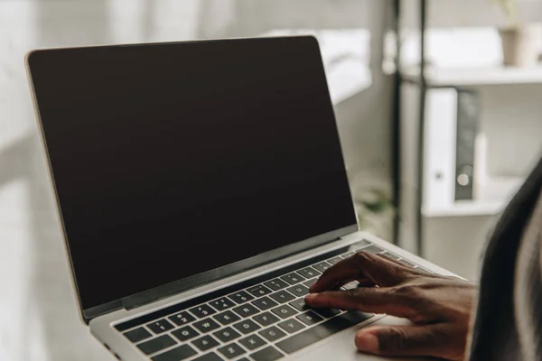 Ausgeschnittene Ansicht eines afrikanisch-amerikanischen Geschäftsmannes mittels Laptop mit leerem Bildschirm — Stockfoto