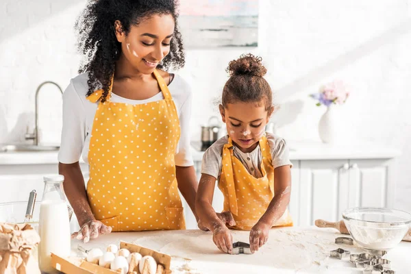 Madre e hija afroamericana preparando galletas con moldes en la cocina — Stock Photo