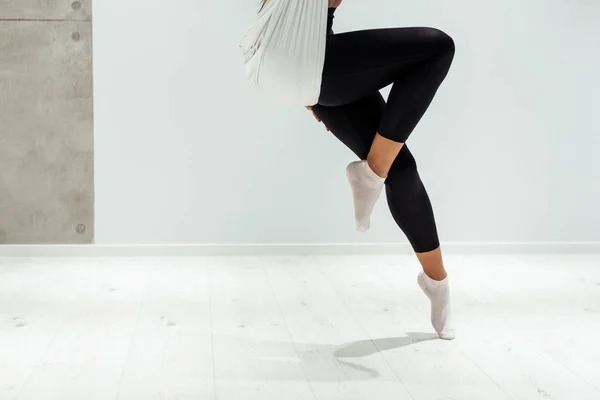 Vue partielle de la femme faisant du yoga anti-gravité en studio — Photo de stock