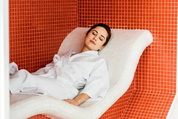 Attraktive junge Frau im Bademantel im Wellnessbereich — Stockfoto
