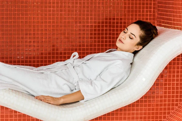 Belle jeune femme en peignoir relaxant au spa — Photo de stock