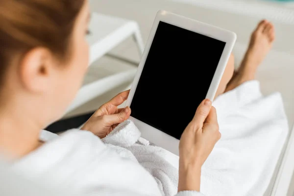 Recortado de la mujer utilizando tableta digital con pantalla en blanco en el spa - foto de stock