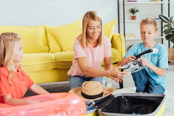 Famiglia imballaggio spiaggia accessori per le vacanze estive e avendo grande tempo, concetto di viaggio — Foto stock