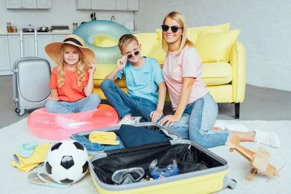 Bagaglio di imballaggio famiglia felice per le vacanze estive, concetto di viaggio — Foto stock