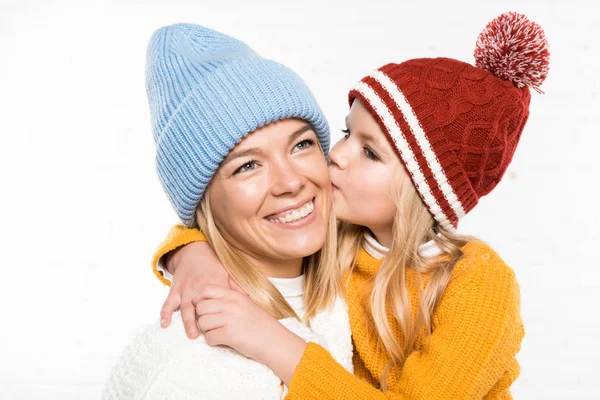 Familienporträt von glücklicher Mutter und Tochter, die in Winterkleidung isoliert auf Weiß in die Kamera schauen — Stockfoto