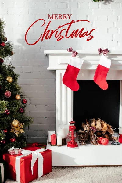 Árvore de natal com bolhas, caixas de presente e lareira com meias de Natal em casa com letras 