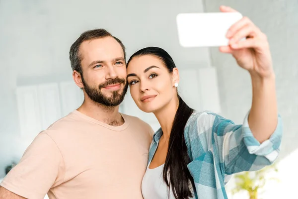 Amante pareja tomando selfie en smartphone - foto de stock