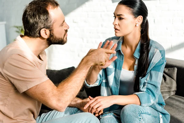 Paar streitet und wütender Ehemann schreit Ehefrau an — Stockfoto