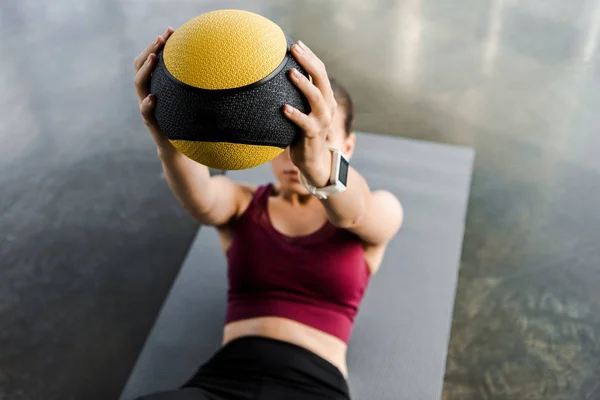 Sportlerin beim Fitnessmattentraining mit Medizinball im Fitnessstudio — Stockfoto