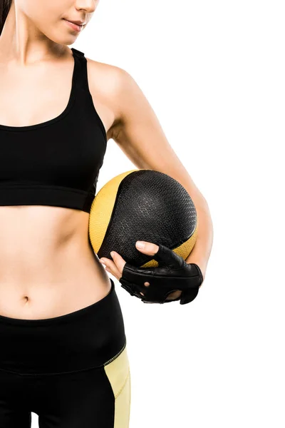 Recortado vista de hermosa deportista sosteniendo pelota de medicina aislado en blanco - foto de stock