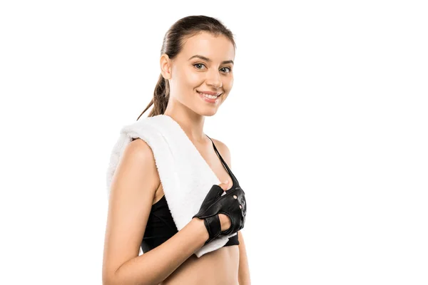 Retrato de bela esportista em luvas de levantamento de peso com toalha branca isolada em branco — Fotografia de Stock