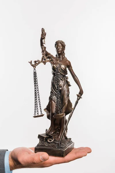 Nahaufnahme Teilansicht des Geschäftsmannes hält Dame Gerechtigkeit Statue isoliert auf weiß — Stockfoto