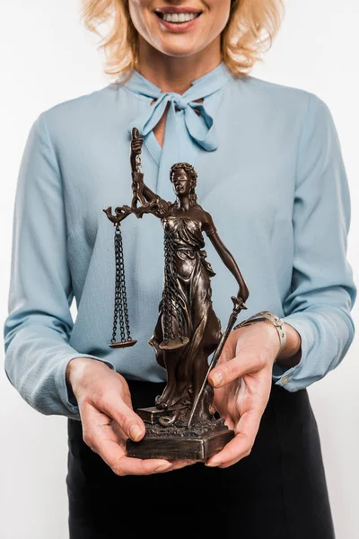 Abgeschnittene Aufnahme einer lächelnden Anwältin, die eine Statue der Gerechtigkeit hält, isoliert auf Weiß — Stockfoto