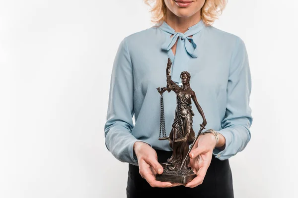 Обрізаний знімок жінки-юриста, що тримає статую леді правосуддя ізольовано на білому — стокове фото