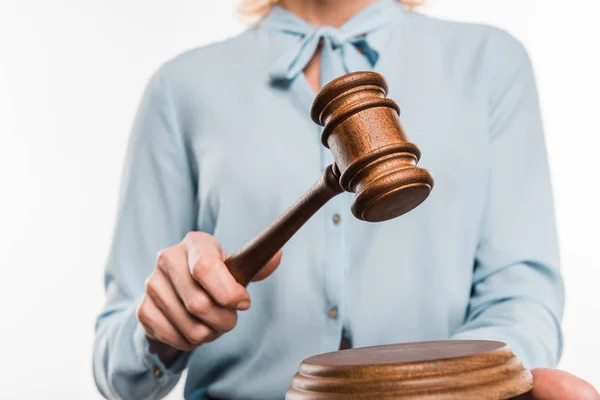 Tiro recortado de juez femenino sosteniendo martillo de madera aislado en blanco - foto de stock