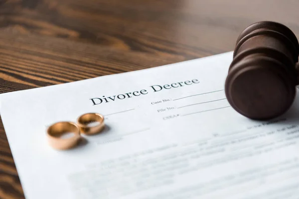 Vue rapprochée du jugement de divorce, des alliances et du marteau en bois — Photo de stock