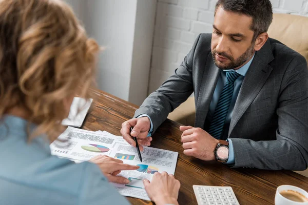 Vista ad alto angolo di uomini d'affari che lavorano con documenti insieme in ufficio — Foto stock