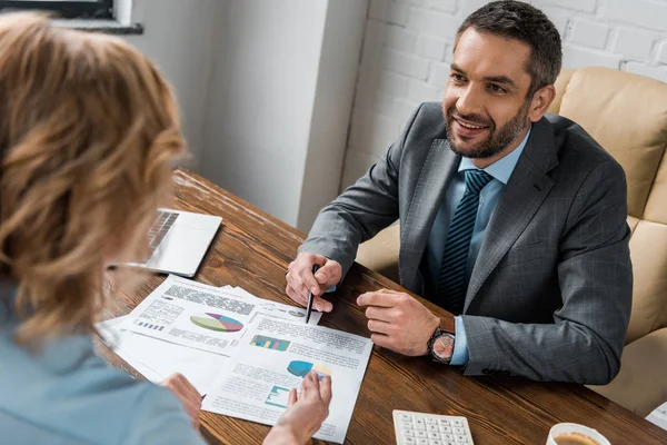 Vista ad alto angolo dei partner commerciali che lavorano con documenti insieme in ufficio — Foto stock