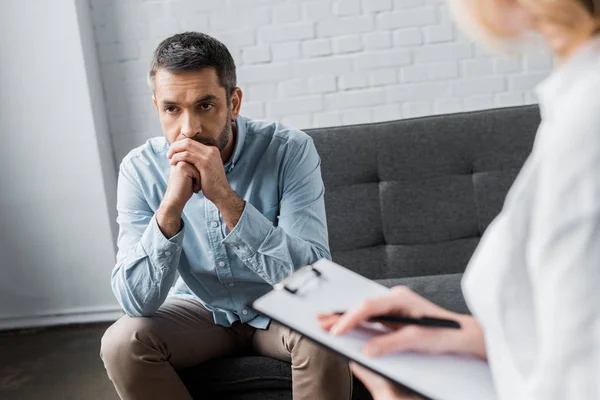 Depressiver erwachsener Mann bei Psychologen-Therapiesitzung im Büro — Stockfoto