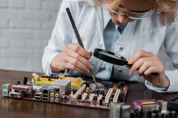 Close-up tiro de engenharia de computação concentrada feminina reparar placa-mãe — Fotografia de Stock