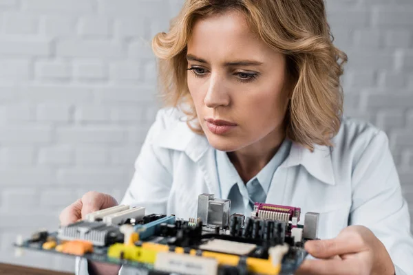 Nahaufnahme Porträt einer Computeringenieurin mit Motherboard — Stockfoto