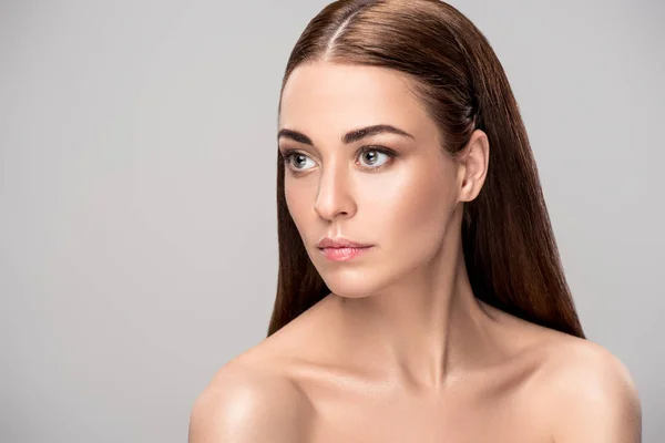 Retrato de hermosa chica desnuda con cabello moreno y piel perfecta, aislado en gris - foto de stock