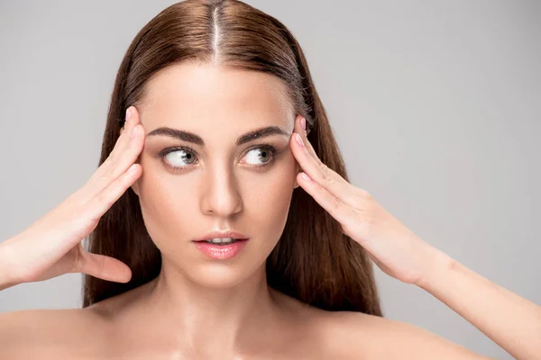 Porträt einer brünetten, nachdenklichen Frau mit reinem Gesicht, isoliert auf grau — Stockfoto