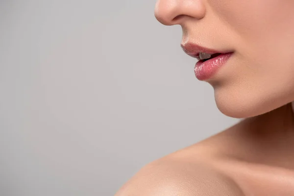 Abgeschnittene Ansicht einer Frau mit schönen Lippen und perfekter Haut, isoliert auf grau — Stockfoto