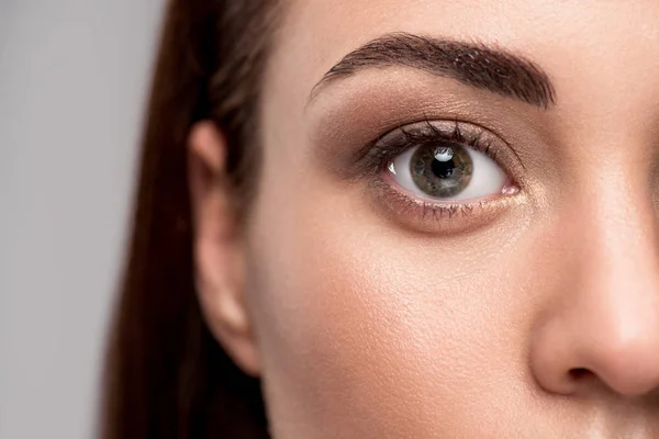 Крупним планом вид очей на жіноче обличчя, ізольовані на сірому — стокове фото