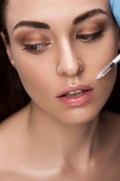 Hermosa mujer haciendo inyección de belleza en los labios - foto de stock