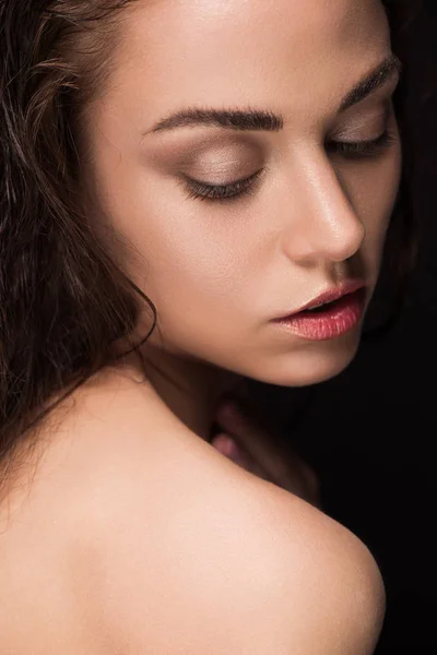 Retrato de bela menina macia com cabelo morena e pele perfeita — Fotografia de Stock