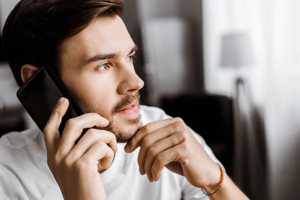 Nahaufnahme eines gut aussehenden jungen Mannes, der mit dem Smartphone spricht — Stockfoto