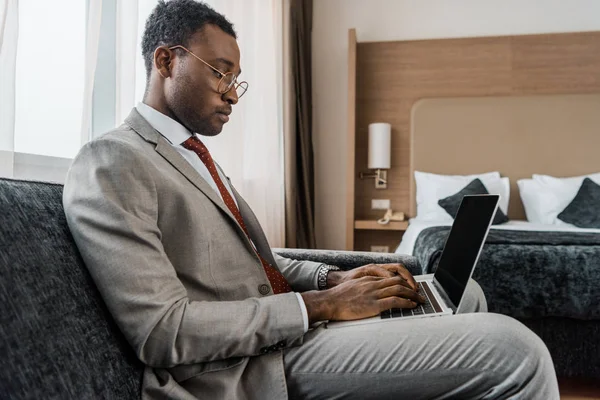 Афро-американських бізнесмен, що працюють на ноутбук у готельному номері — стокове фото