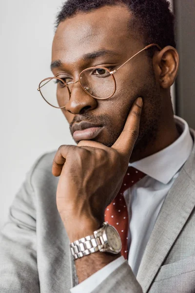 Nachdenklich gutaussehender afrikanisch-amerikanischer Geschäftsmann mit Brille — Stockfoto