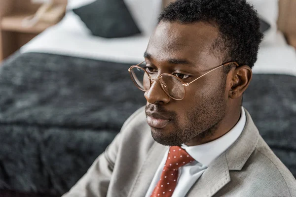 Apuesto hombre de negocios afroamericano en gafas y ropa formal - foto de stock