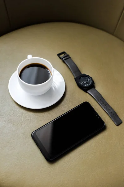 Xícara de café, relógio e smartphone com tela em branco — Fotografia de Stock
