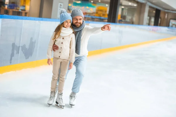 Щаслива маленька дочка і батько на ковзанах — стокове фото