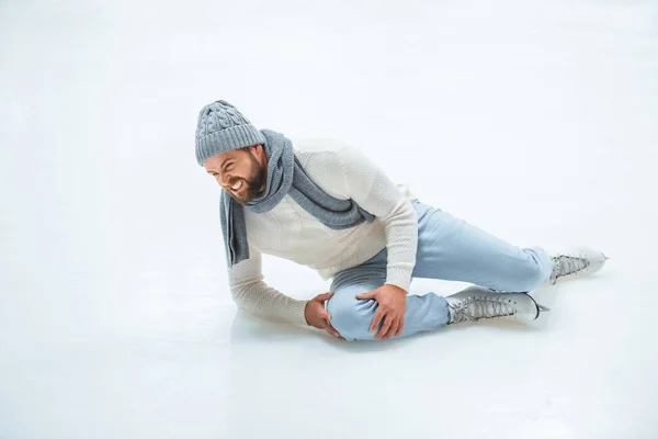 Mann verletzte sich beim Schlittschuhlaufen auf Eisbahn am Knie — Stockfoto