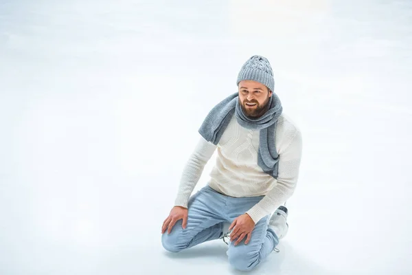 Bearded man fell while skated on ice rink — Stock Photo