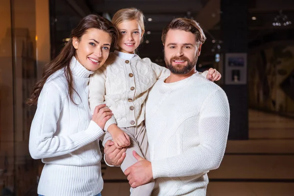 Retrato de padres sonrientes e hija mirando a la cámara - foto de stock