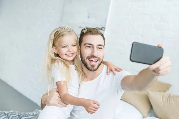 Glücklicher Vater und Tochter machen Selfie mit Smartphone zu Hause — Stockfoto