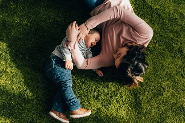 Vista ad alto angolo di madre felice e figlio sdraiato sul pavimento a casa — Foto stock