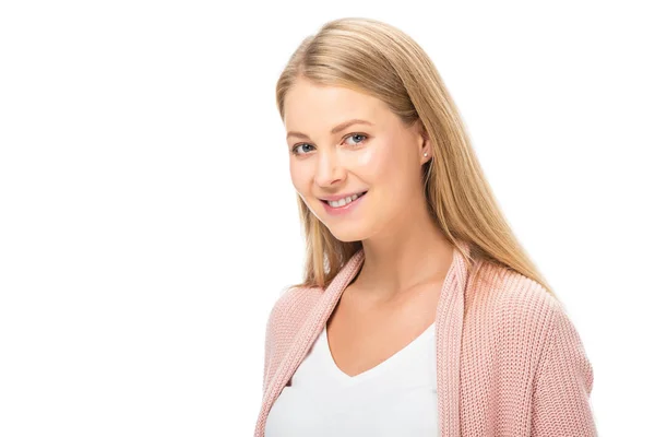 Heureuse femme souriante en cardigan rose isolé sur blanc — Photo de stock