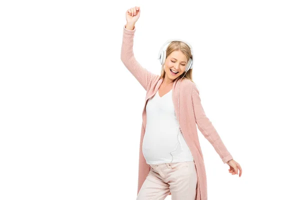 Hermosa mujer embarazada escuchando música con auriculares aislados en blanco - foto de stock