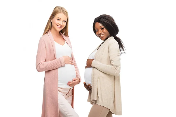 Sonriente multirracial hermosa embarazada mujeres aisladas en blanco - foto de stock