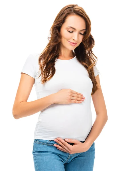 Красивая, улыбающаяся беременная женщина касается живота, изолированного на белом — стоковое фото