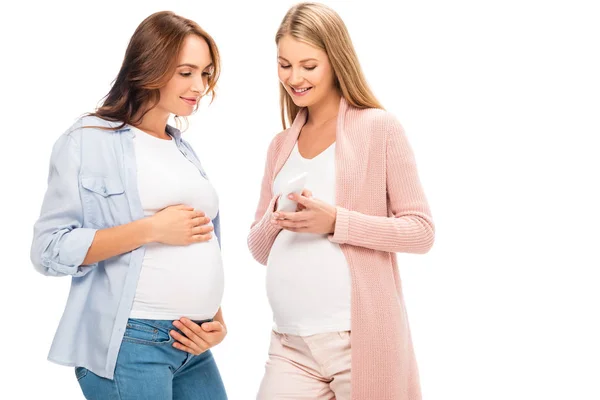 Schöne lächelnde Schwangere mit Smartphone isoliert auf weiß — Stockfoto