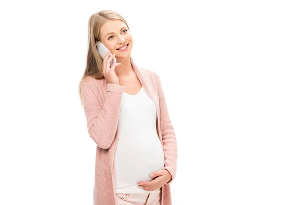 Hermosa mujer embarazada sonriente hablando en teléfono inteligente aislado en blanco - foto de stock