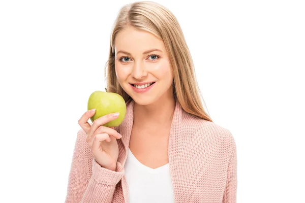 Hermosa mujer sonriendo y sosteniendo manzana aislada en blanco - foto de stock